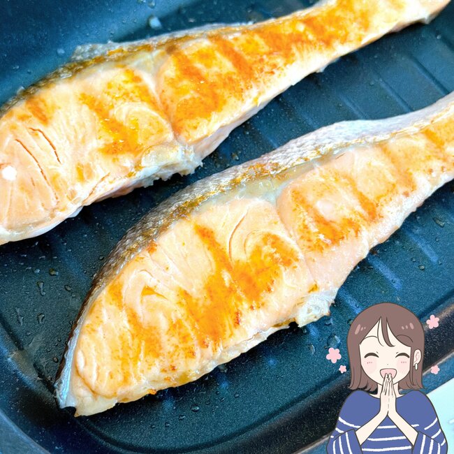 「買って大正解です」「最高に美味しい」カインズの“天才プレート”レンジで魚が焼けて万能すぎる…！「焼き魚の匂いが軽減！」
