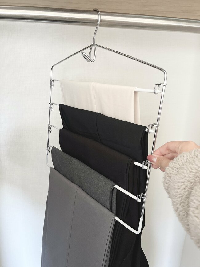 「3本購入しました」ニトリの“天才ハンガー”省スペースに5着も服をかけられる！「クローゼットがスッキリ！」「おすすめです」