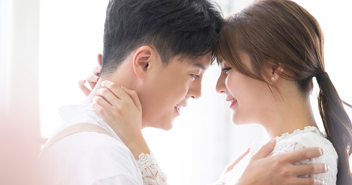 笑顔で向き合う男女