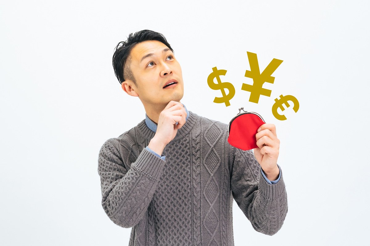 財布を持ってお金について考える男性