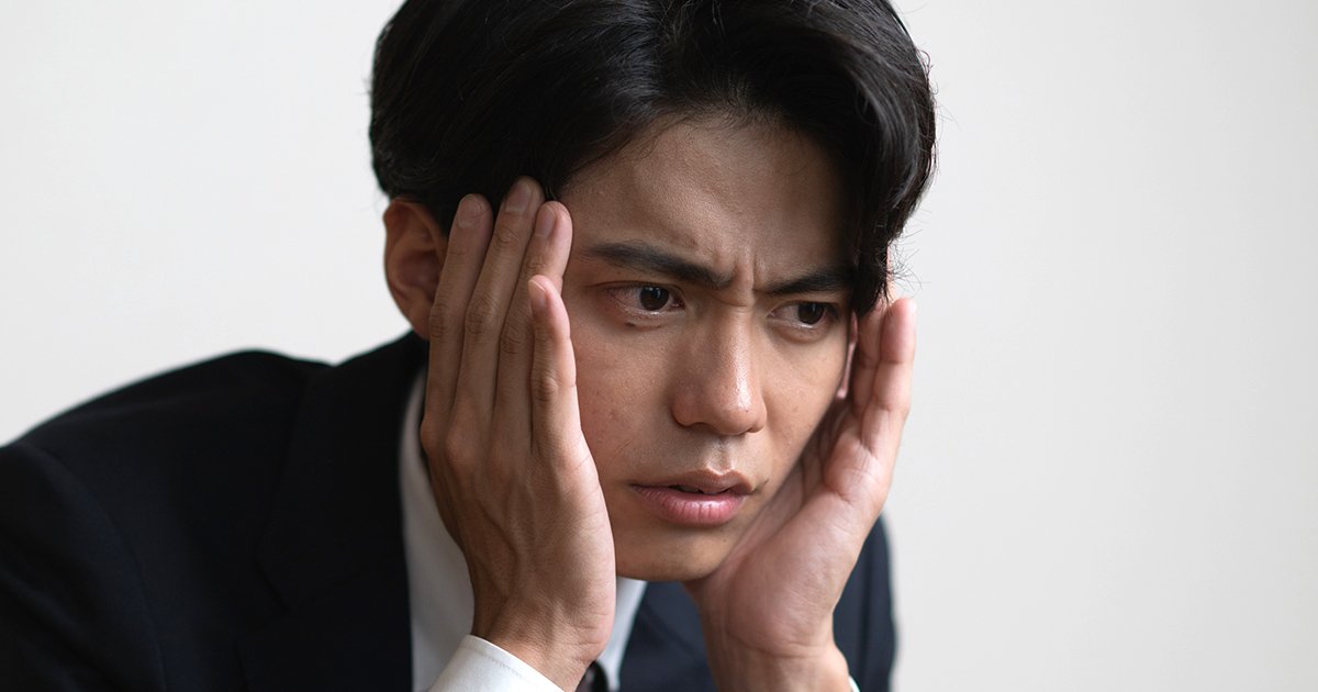 不満げな顔をするビジネスマン