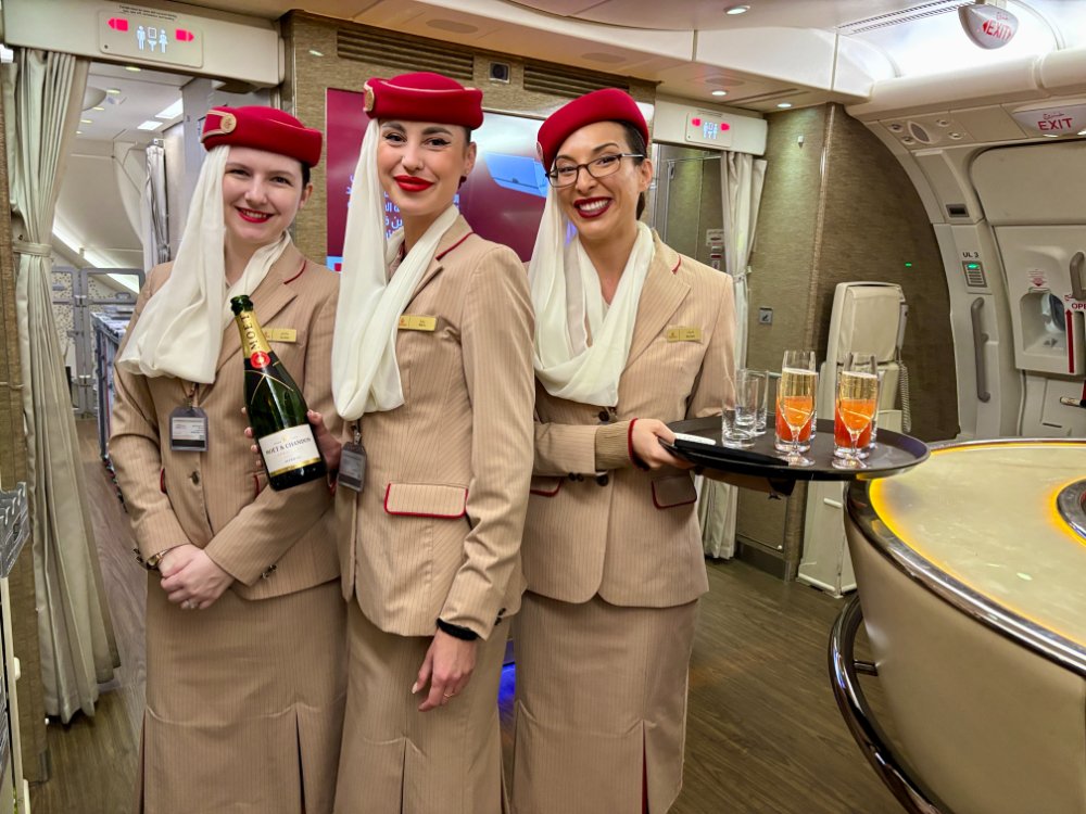 「空飛ぶ宮殿」エミレーツ航空のCAが乗客に「国籍と名前」を伝えるワケ【ビジネスクラス搭乗記】