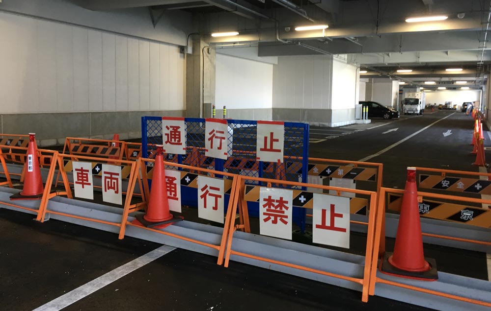 通路の一部が閉鎖された水産仲卸棟の4階