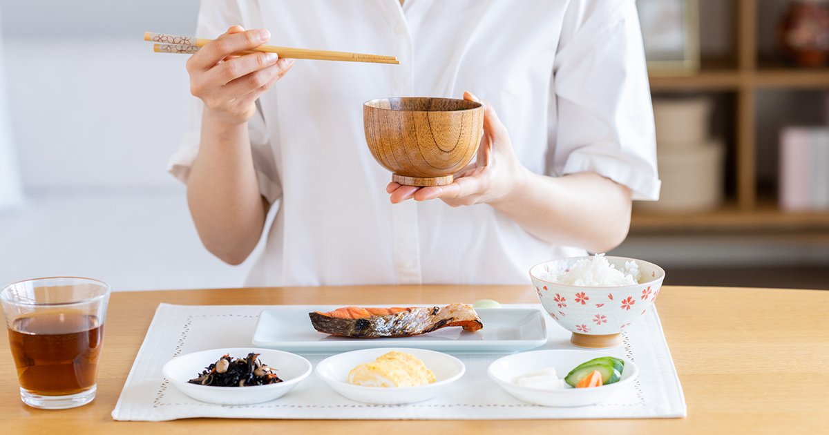 食事を取る女性