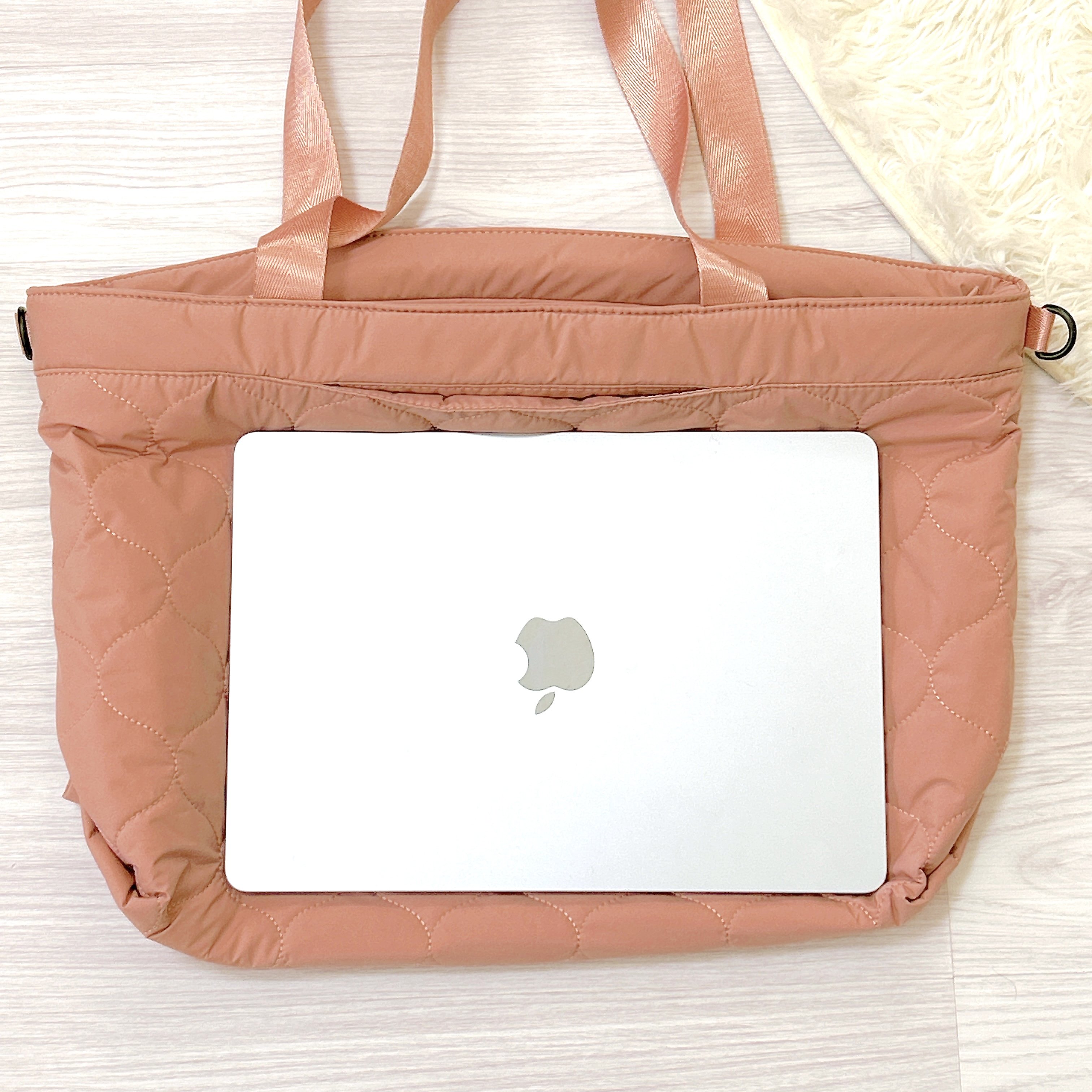 1泊分の荷物がまるっと入った！ワークマンの「めちゃ軽バッグ」スマホと同じくらいの軽さでビックリする！