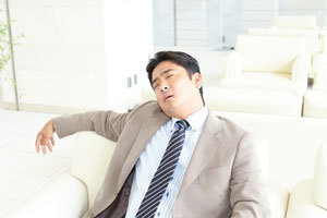 「自分は長時間労働と思う」男性は40代が最多