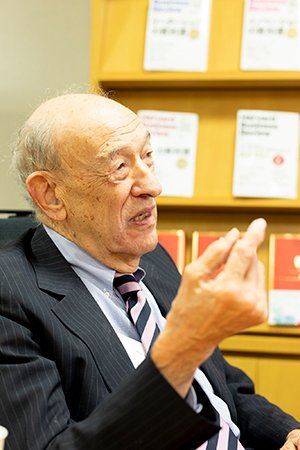 エズラ・ヴォーゲル教授に聞く:民主化デモに揺れる香港の行方や、日本における人口減少以上に大きな問題とは?