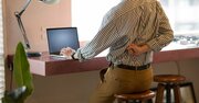 在宅勤務の肩こり・腰痛を防ぐ「正しい座り方」のコツ