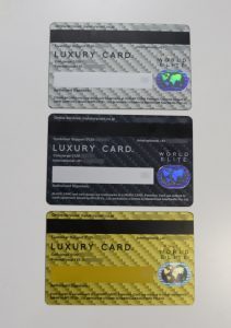 「ラグジュアリーカード」のチタンカード、ブラックカード、ゴールドカード