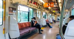 がら空きなのになぜ隣に座るの？10人に1人、トナラーたちの意外な心理
