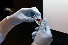 米国初コロナ治療薬、投与くじ引きで決める病院も