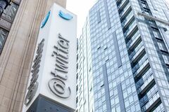 ツイッター、備品600点超を競売に　ロゴ看板や保冷庫も