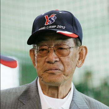 ひろおか・たつろう――1932年、広島県呉市生まれ。早稲田大学教育学部卒業。1954年に読売ジャイアンツへ入団し、1年目から遊撃手として112試合に出場。打率.314、15本塁打を記録し、新人王と遊撃手部門のベストナインに選ばれた。現役引退後は広島、ヤクルトでコーチを務め、監督としてヤクルトと西武を日本一に導く。セ・パ両リーグで日本一を達成した指導者として知られる。近著に『93歳まで錆びない生き方』（幻冬舎）、『最後の名将論』（SBクリエイティブ）などがある。 Photo:JIJI