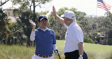 安倍・トランプ「ゴルフ外交」議論噴出に見る距離感の難しさ