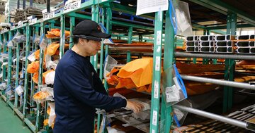 LIXILが工場で「産業用スマートグラス」活用開始、どんな作業に導入？圧縮が期待できる“3つのコスト”とは？【作業現場徹底ルポ】