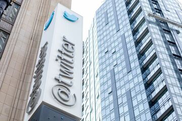 ツイッター、備品600点超を競売に　ロゴ看板や保冷庫も