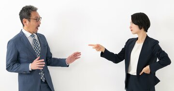 「こんなに成長したんだよ」人前で後輩を褒めた部長が〈人事部に通報〉されたワケ