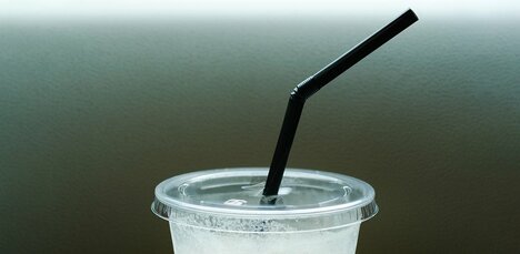 紙ストロー化の波、本当にエコなのか？“プラストローよりもCO2排出”の調査結果も