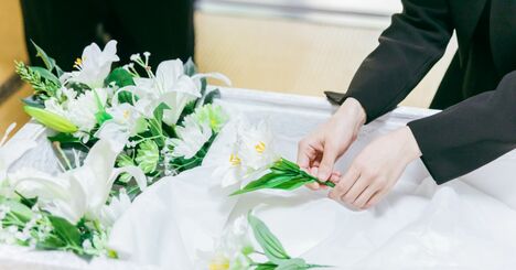 日本の「お葬式」を飲み込む低価格競争、葬儀業界のブラックボックスをこじ開けるか？