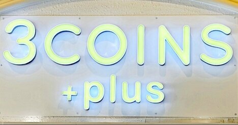 お薬手帳がすっぽり入った！3COINSの“ぺたんこポシェット”お財布いらずで外出できて便利！「扱いやすい」「買い足します！」《購入レビュー》