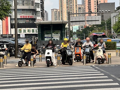歩道でも横断歩道でも、ホーンを鳴らしながらバンバン入ってくるので、慣れないと怖いです