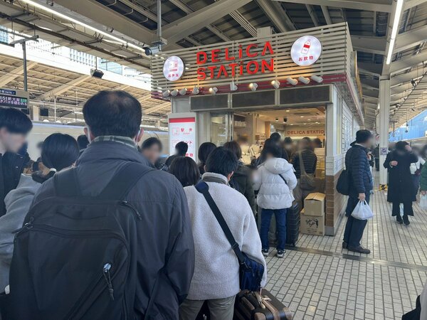 混雑する売店