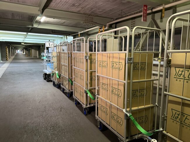 構内道路を走行するAGV