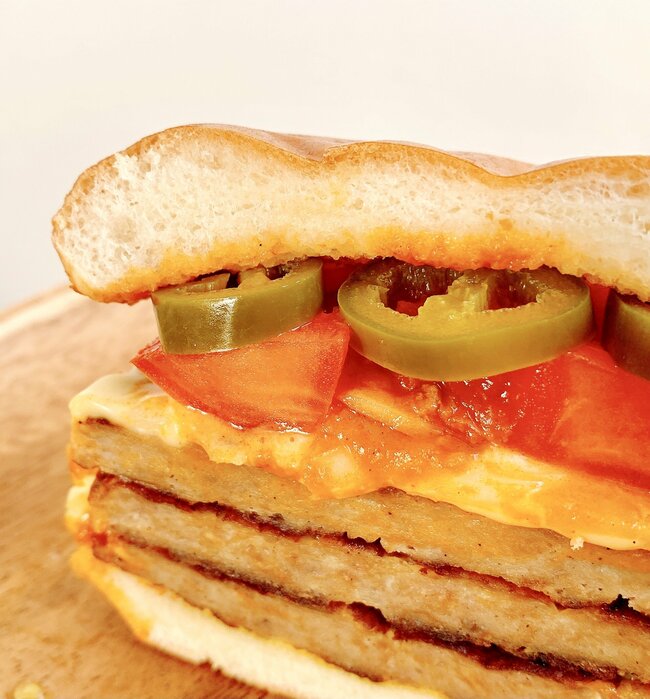 「嘘みたいなボリューム」「アゴ砕けそう」モスバーガーの“15時から頼めるメニュー”お肉の量がとんでもない！「食べ応えがエグくてやばかった」