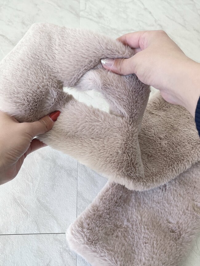 「友達に褒められた」ハニーズの“ミニサイズのマフラー”毛布みたいにフワフワだし口元まで温かい!!「色違いで購入」「本当にかわいい」