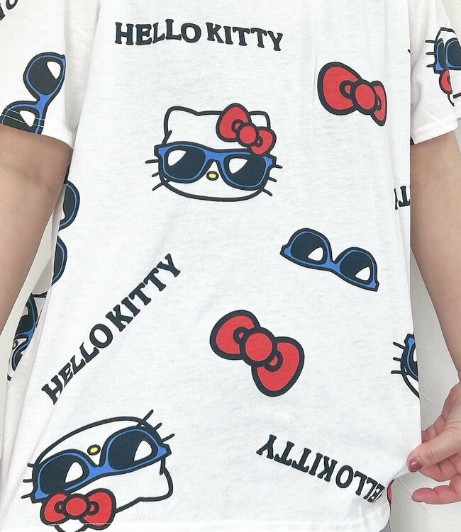 こんなキティちゃん、見たことない…!しまむら×サンリオの「古着っぽトップス」1枚着るだけで大人かわいいんです!