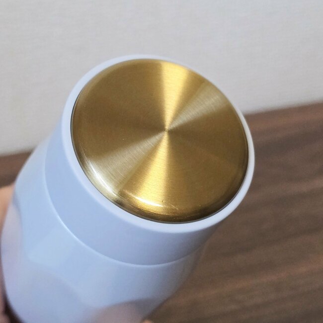 「可愛すぎて我慢できなかった」タリーズの“クリスマス限定ボトル”グラデーションとキラキラのラメが美しすぎる！「一目惚れして買った！」「グラデーションが良くて購入」