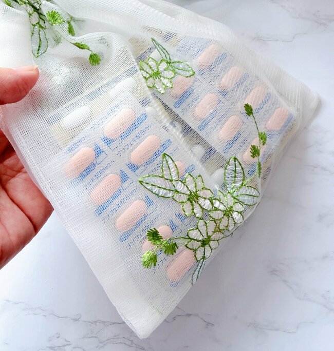 思わず全種類まとめ買いしちゃった！セリアの「華やかポーチ」がロマンチックすぎるんだけど…！《購入レビュー》