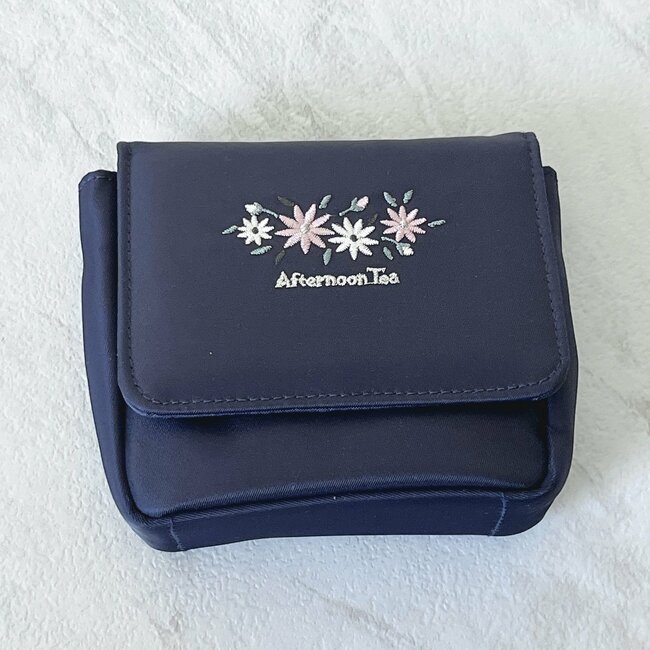 一度使ったら手放せない！アフタヌーンティーの「おしゃれ刺繍ポーチ」ミラー付きでサッとリップ直しできて嬉しい！