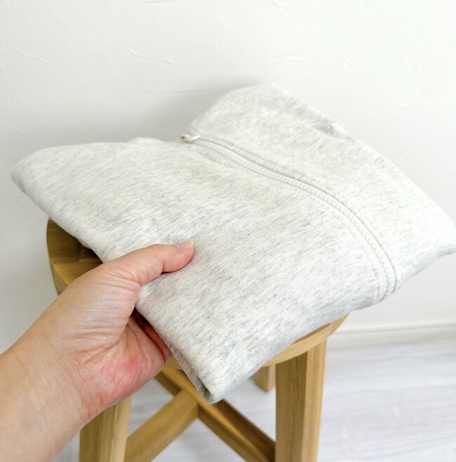 サッと羽織るだけで着痩せする…！ワークマンの「1590円パーカー」めっちゃ軽くて、パジャマみたい楽ちんなんです！《購入レビュー》