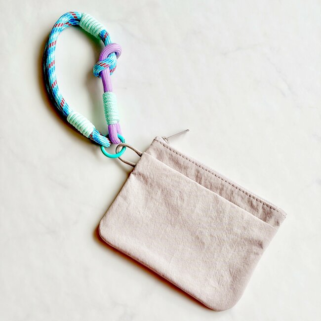 ミニ財布がわりに使えて便利！無印良品の“薄くて軽いポーチ”カードが50枚入って優秀すぎる！「長財布卒業できそう」「かさばらないのに意外と入る！」