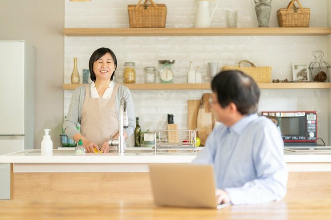 定年後、結局年金はいくらもらえる?夫が正社員、妻が専業主婦の場合の月額は?