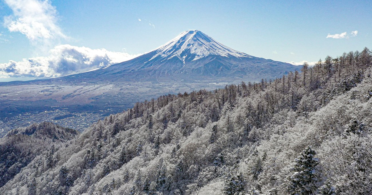 冬景色の三ツ峠から望む富士山