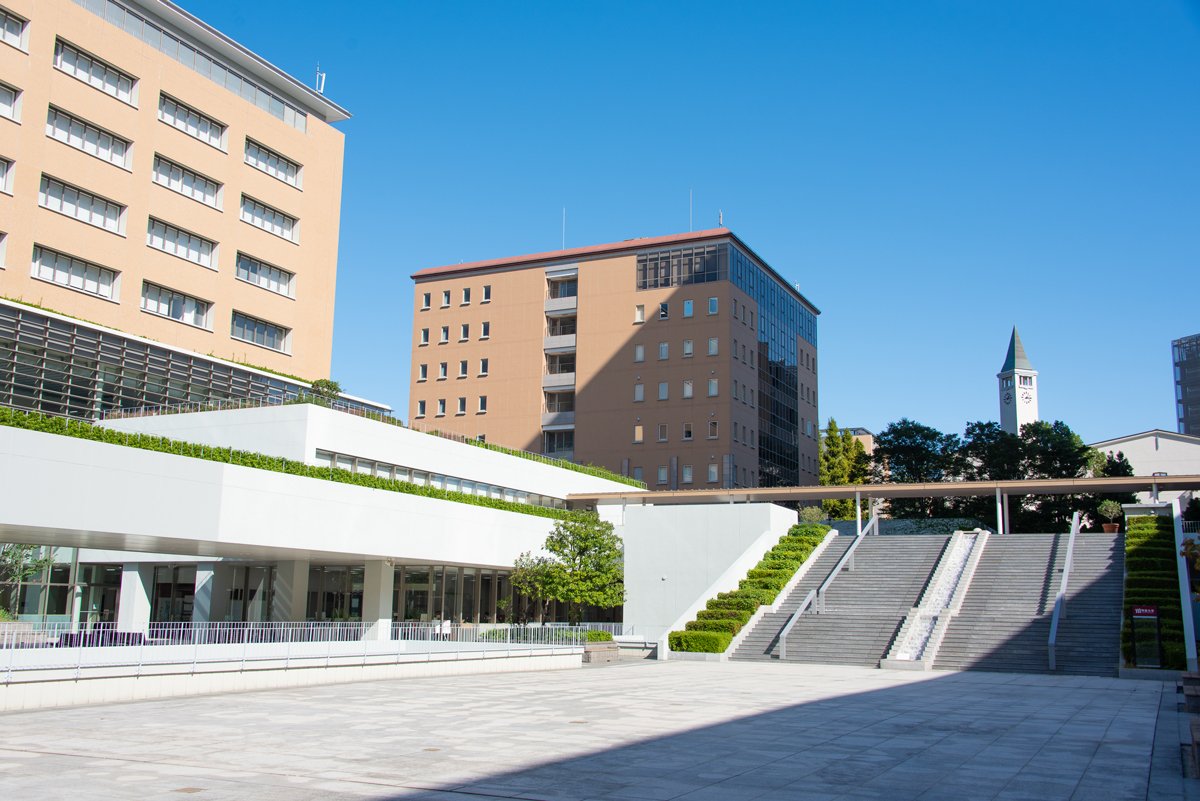 2000年の多摩モノレール開通後、23号館から33号館までの新しい教育研究棟も次々に立ち上がった