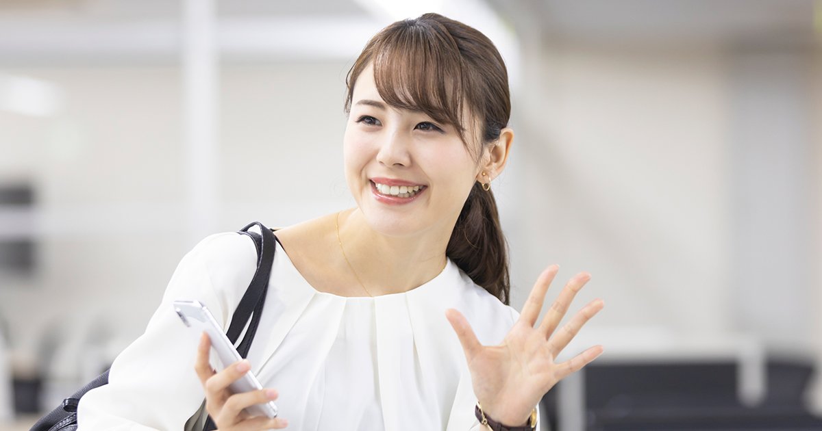 笑顔のビジネスパーソン