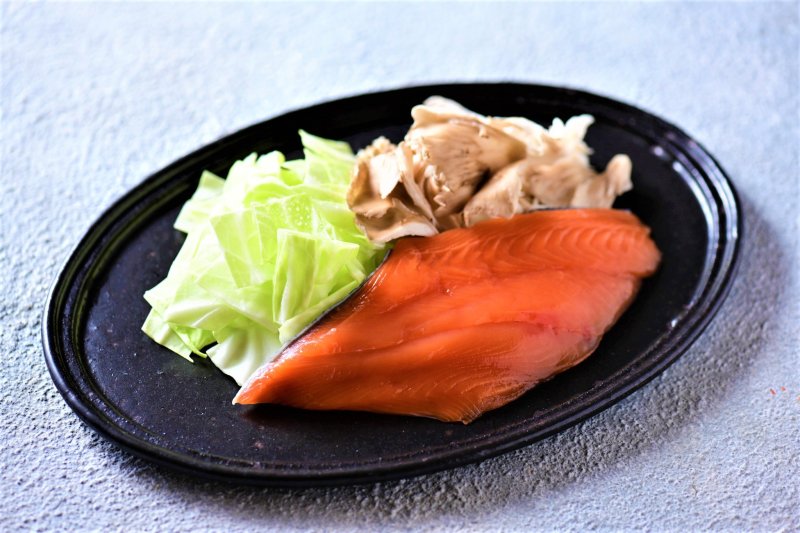 【カンタンなのに極上! レンチンレシピ】<br />鮭とキャベツが贅沢に感じられる! レモン蒸し