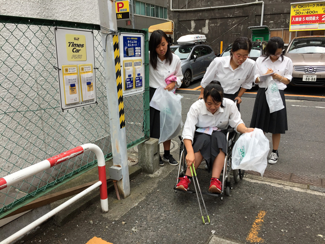 車いすで街のゴミを拾う競技に健常者が参加して得る「気づき」