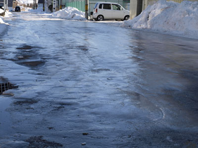 氷がなぜ滑るのか、実はまだわかっていない