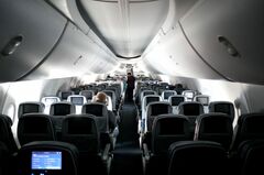 機内はガラガラ　それでも飛行機を飛ばす理由