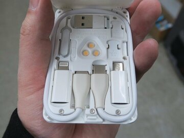 これであらゆるスマホを充電！ 6種の充電ケーブルやQi充電器がカードサイズに収まった「KableCARD」