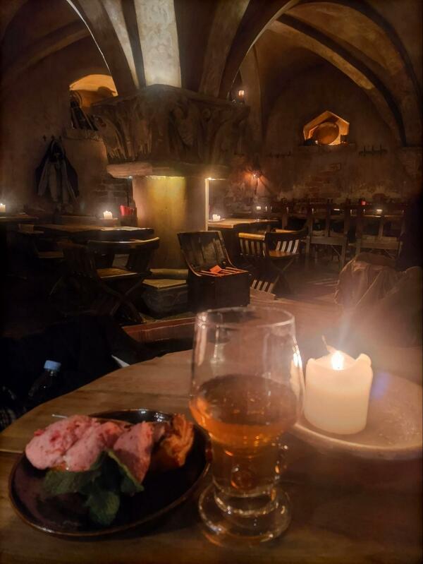 ビールとイチゴムースケーキ（提供=筆者）