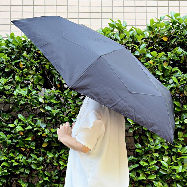 もう普通の傘に戻れない…!3COINSの“グシャグシャにならない折りたたみ傘”雨の日のイライラを減らせて嬉しい!「形整える手間がマジで省けます!」「すぐにキレイにしまえます」
