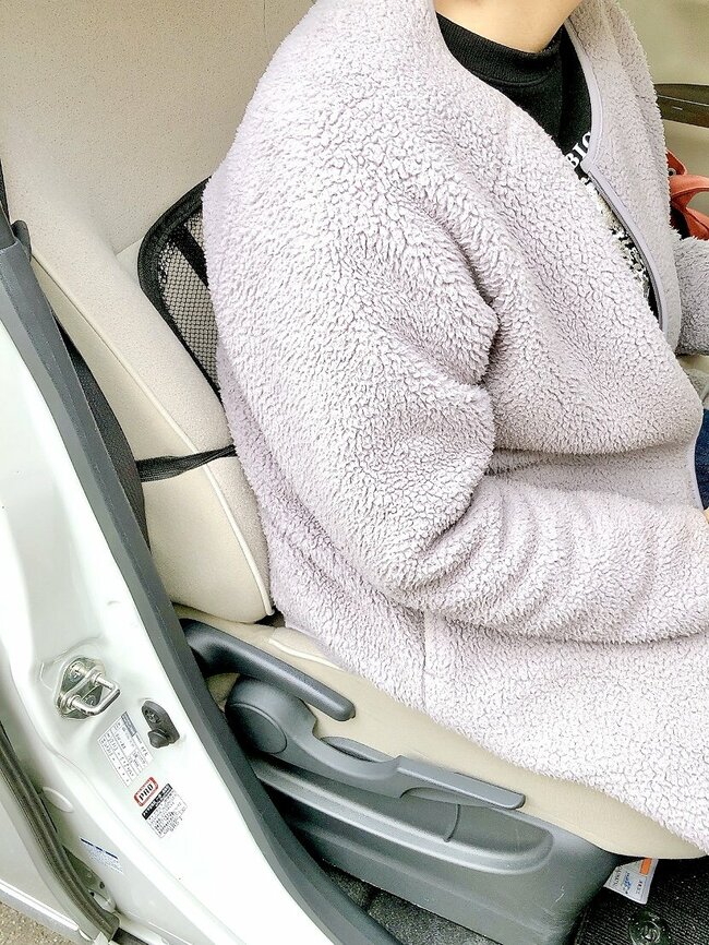 「腰がめちゃくちゃ楽になった」ダイソーの“メッシュ背もたれ”220円でここまで快適になるなんて…!「会社用を追加購入」「流石に良すぎこれ」