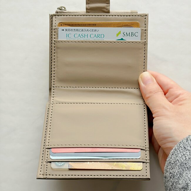 普通の財布に戻れないかも…！ダイソー姉妹店の「コンパクトな財布」カードや現金、カギをまとめて収納できて天才！