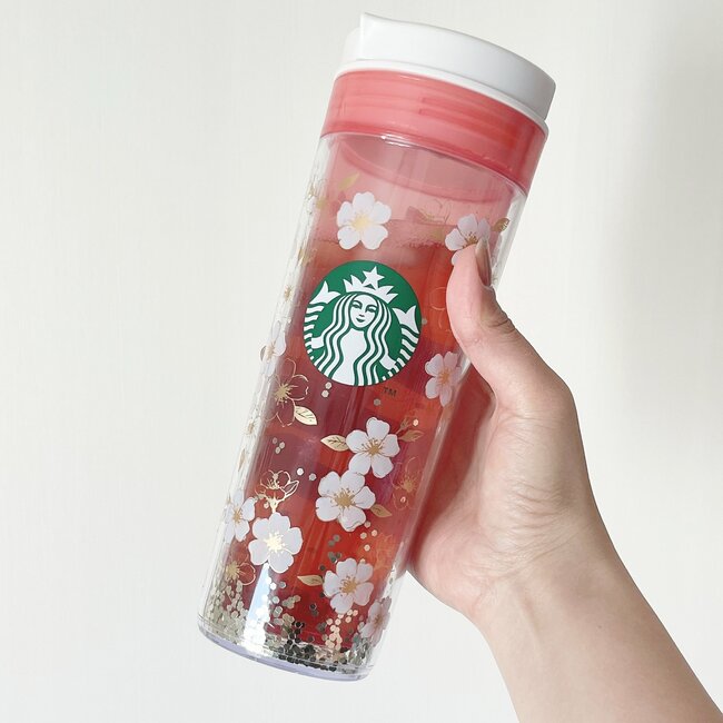 店舗で見つけたらラッキー！スタバ新作の「キラキラ輝くタンブラー」桜のデザインが可愛すぎる…！