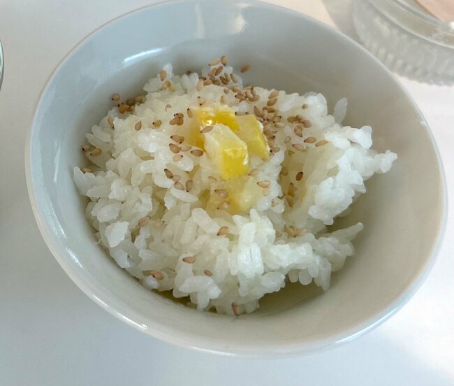 茶碗に盛られたミルクレモンごはん